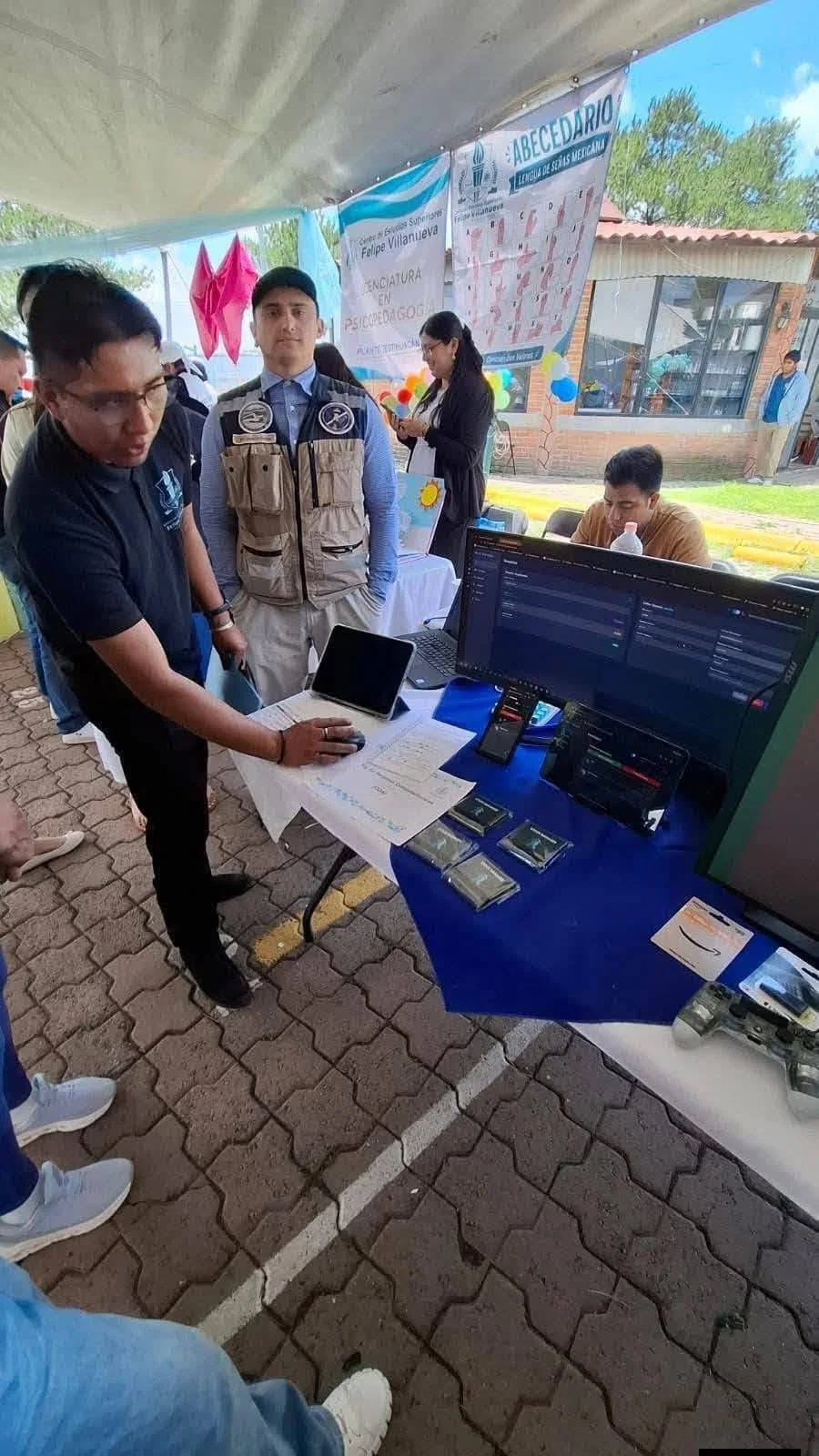 Actividad tecnológica en una feria escolar